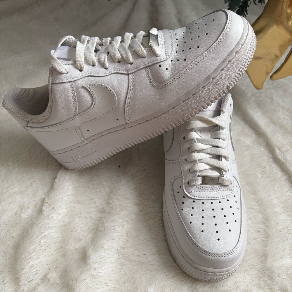 I’m selling practically new gym shoes. Nike Air Force Ones.